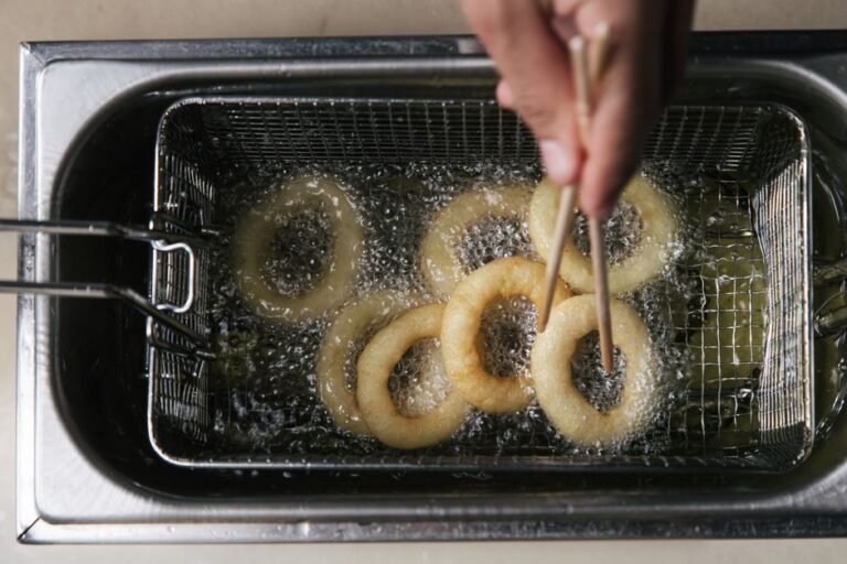 A basket of onion rings