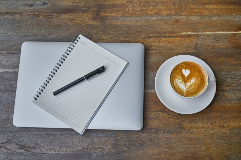 A laptop on a cafe table