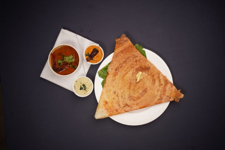 A masala dosa with chutney