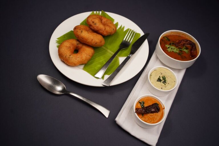 Idli and vada with chutney